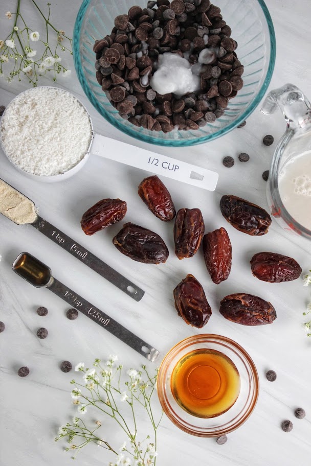All of the ingredients needed to make these stuffed dates. 
