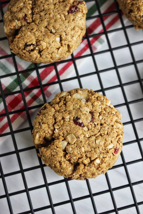 Up close picture of these white chocolate cranberry vegan cookies.