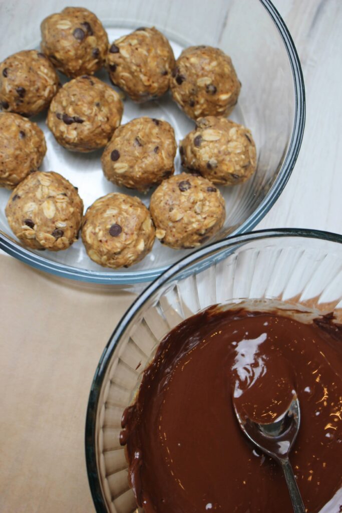 The melted chocolate in a bowl.