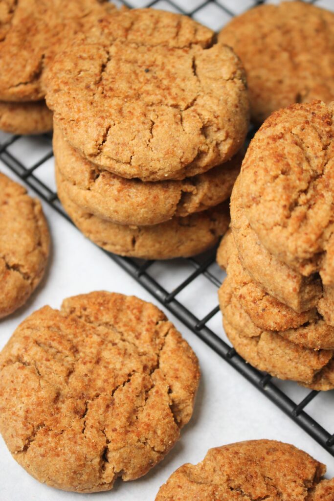 A close up picture of these vegan peanut butter cookies.