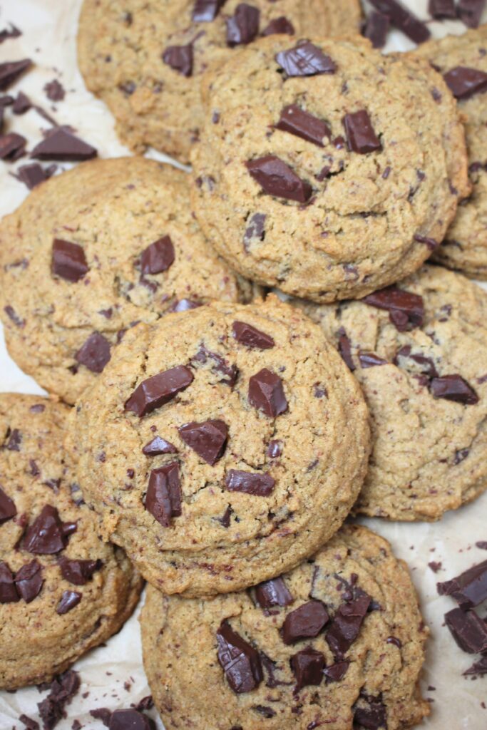 A plate of these vegan chocolate chip cookies.