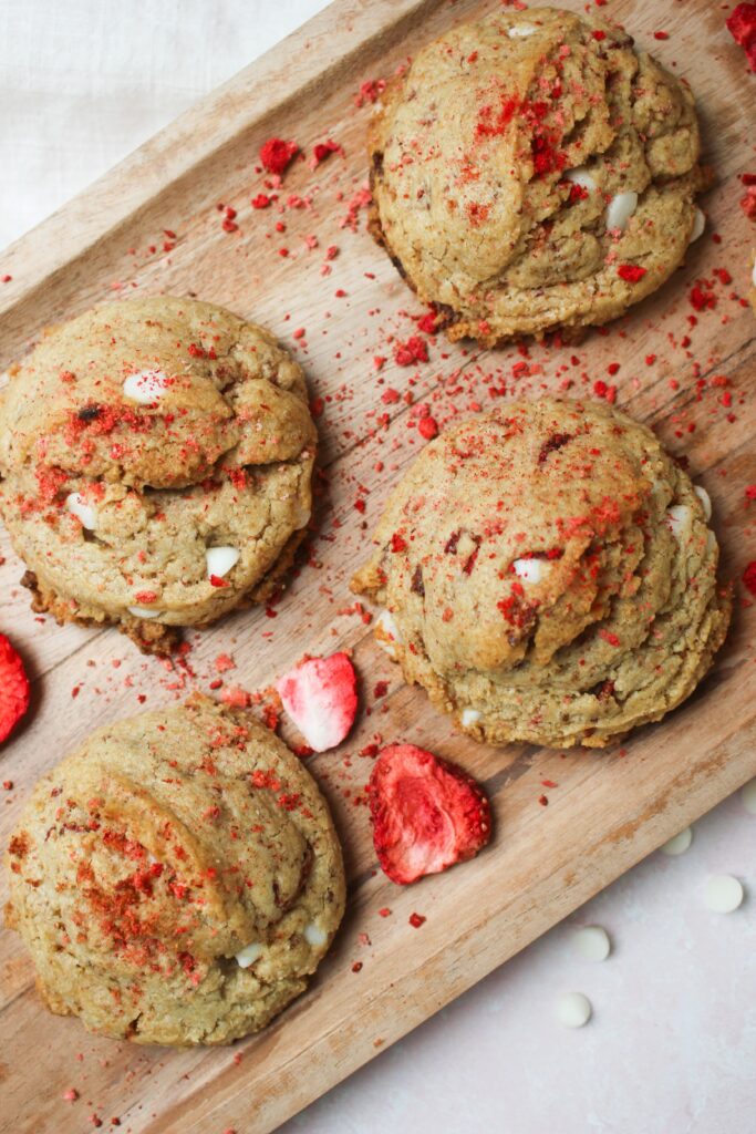 An up close picture of these strawberries and cream vegan cookies.