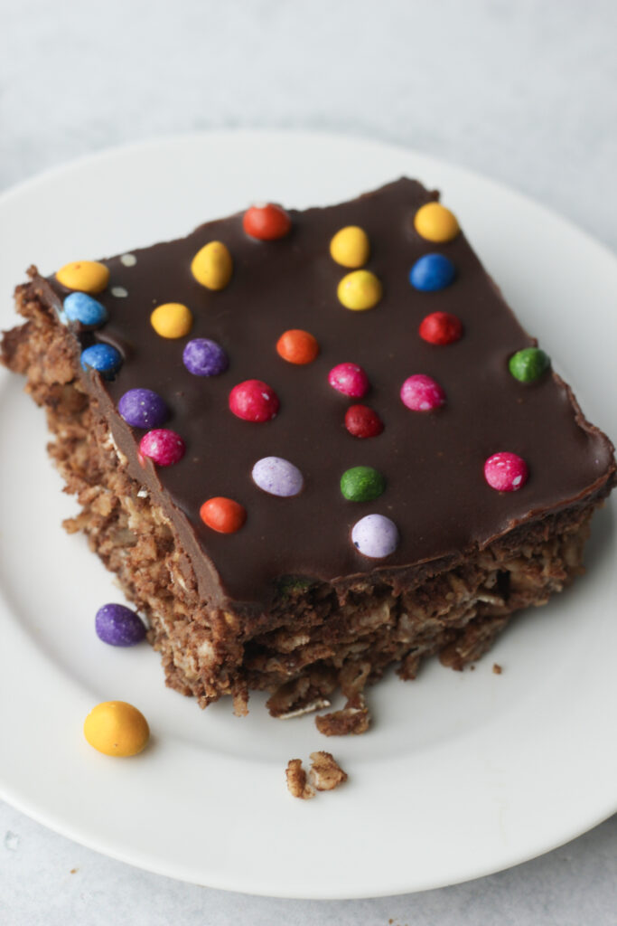 An up-close picture of a slice of this chocolate baked oats.