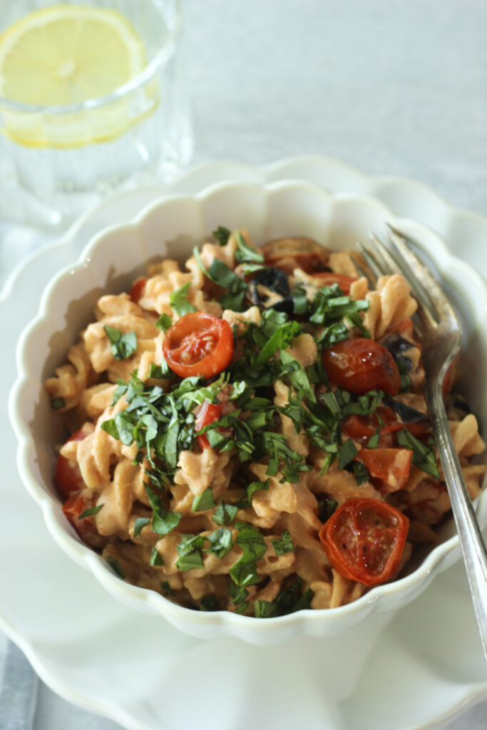 An up close picture of this protein pasta in a white bowl.