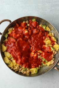 The marinara sauce has been added to the pan.